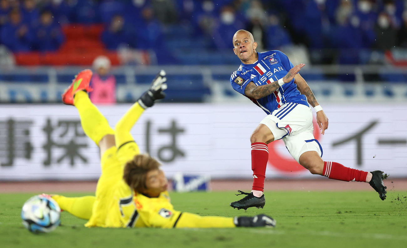 横浜対横浜FC　後半、先制ゴールを決める横浜マルコス・ジュニオール（撮影・河田真司）
