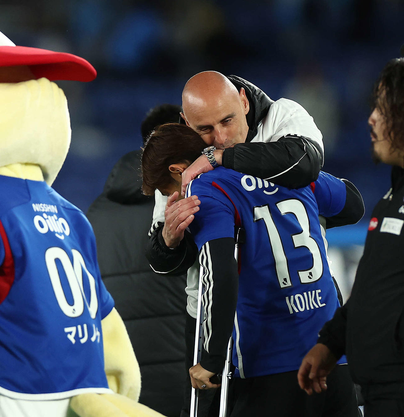 横浜対横浜FC　試合後、小池（手前）を迎える横浜マスカット監督（撮影・河田真司）