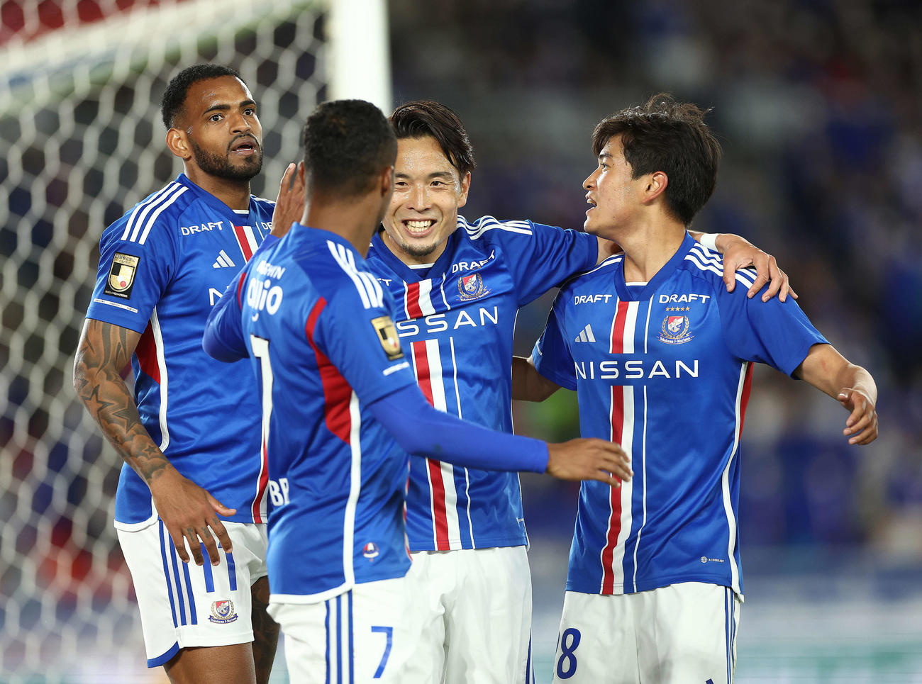 横浜対横浜FC　後半、ゴールを決め、仲間に迎えられる横浜FWアンデルソン・ロペス（左）（撮影・河田真司）