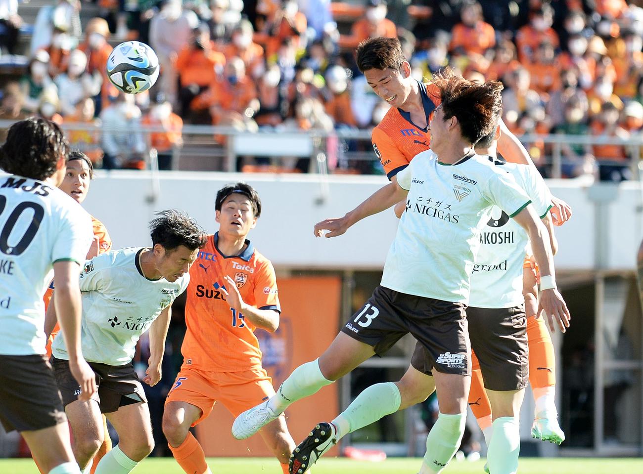 後半45分、ヘディングで決勝点を決める清水オ・セフン（右から2人目）