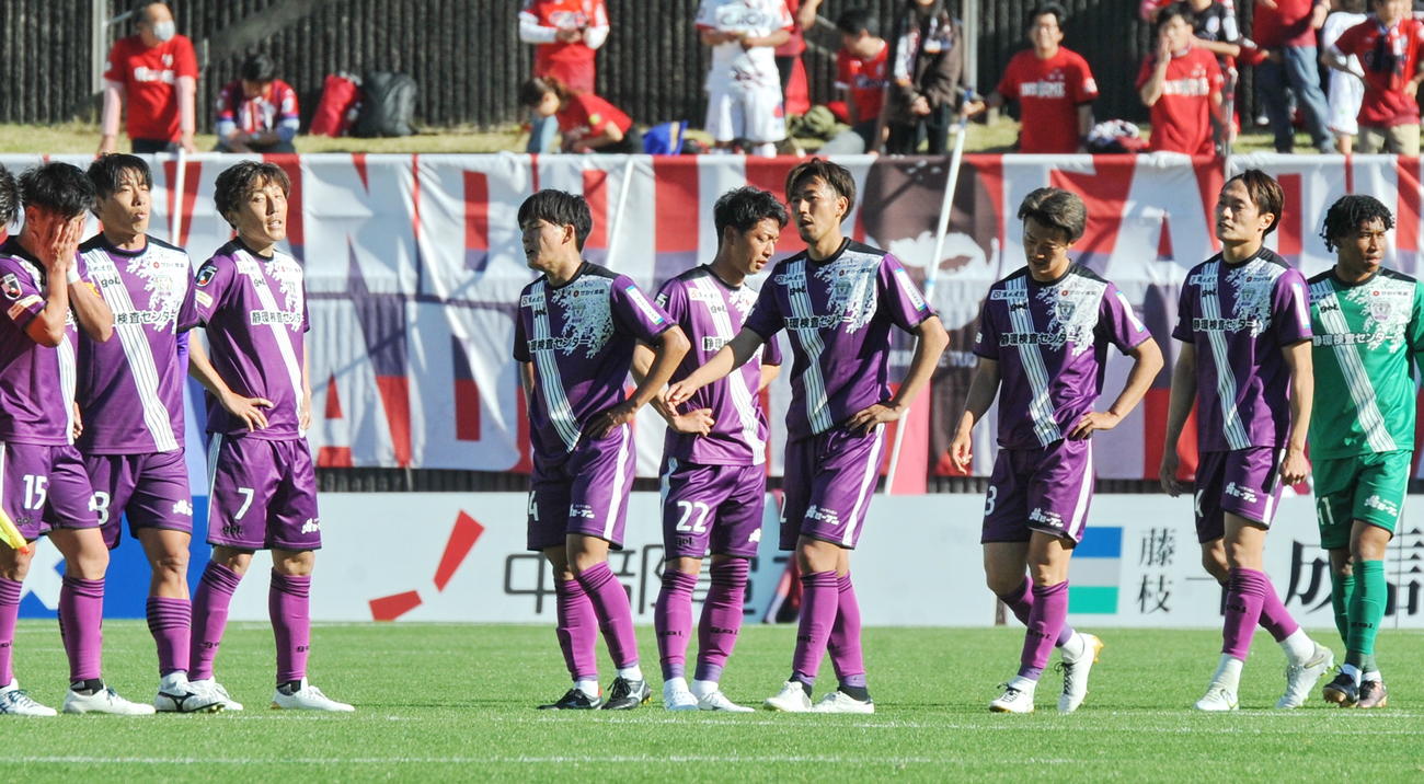 試合が終わり整列する藤枝イレブン　