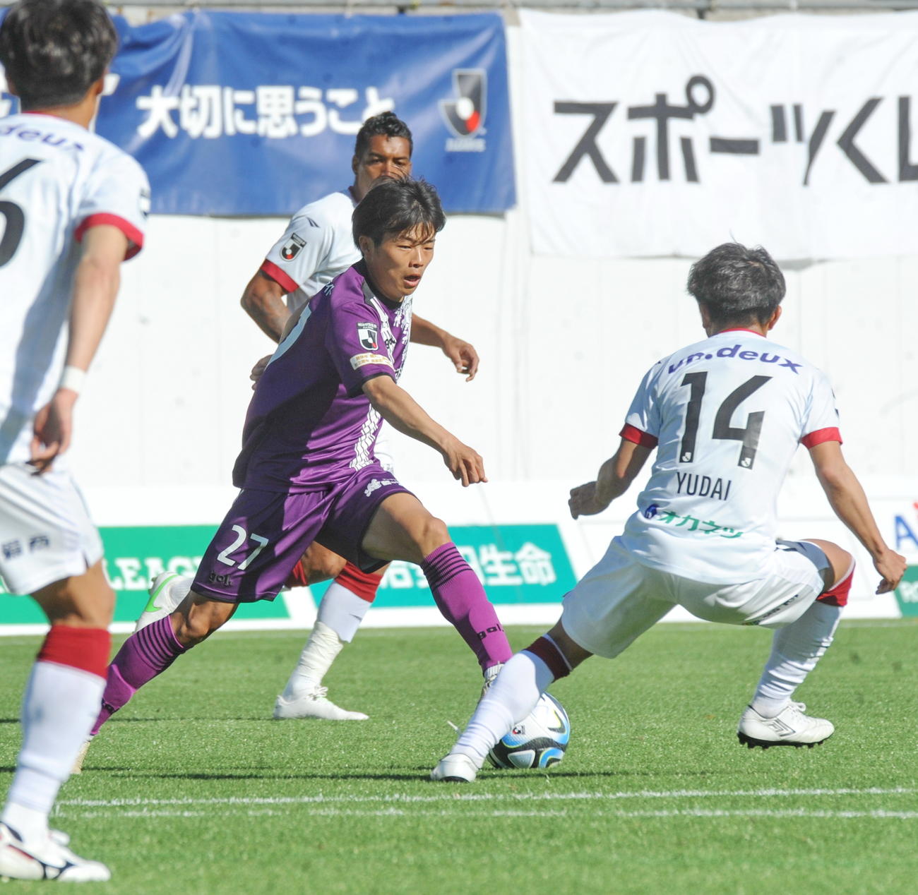 ドリブルで切り込む藤枝MF榎本（右から2人目）　
