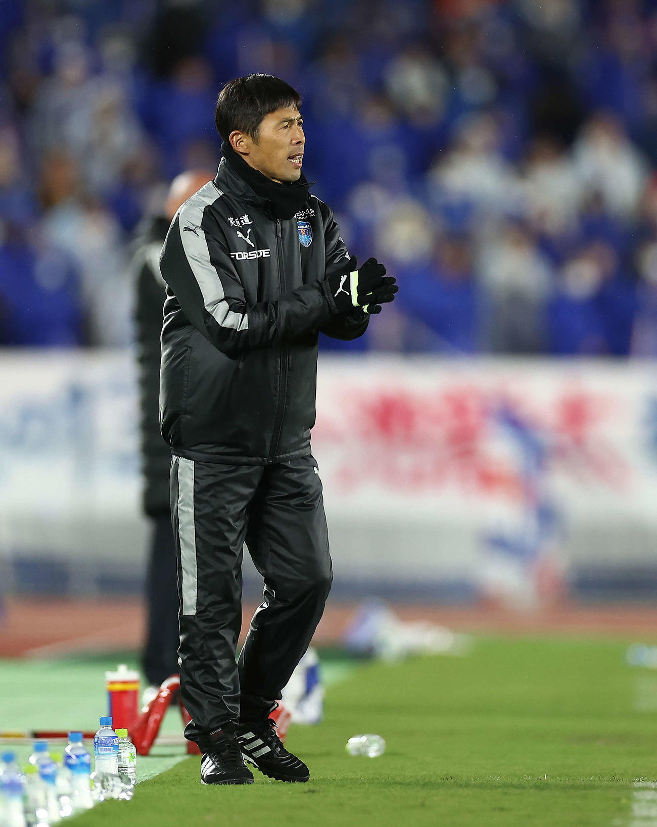 横浜対横浜FC　前半、戦況を見守る横浜FC四方田監督（撮影・河田真司）