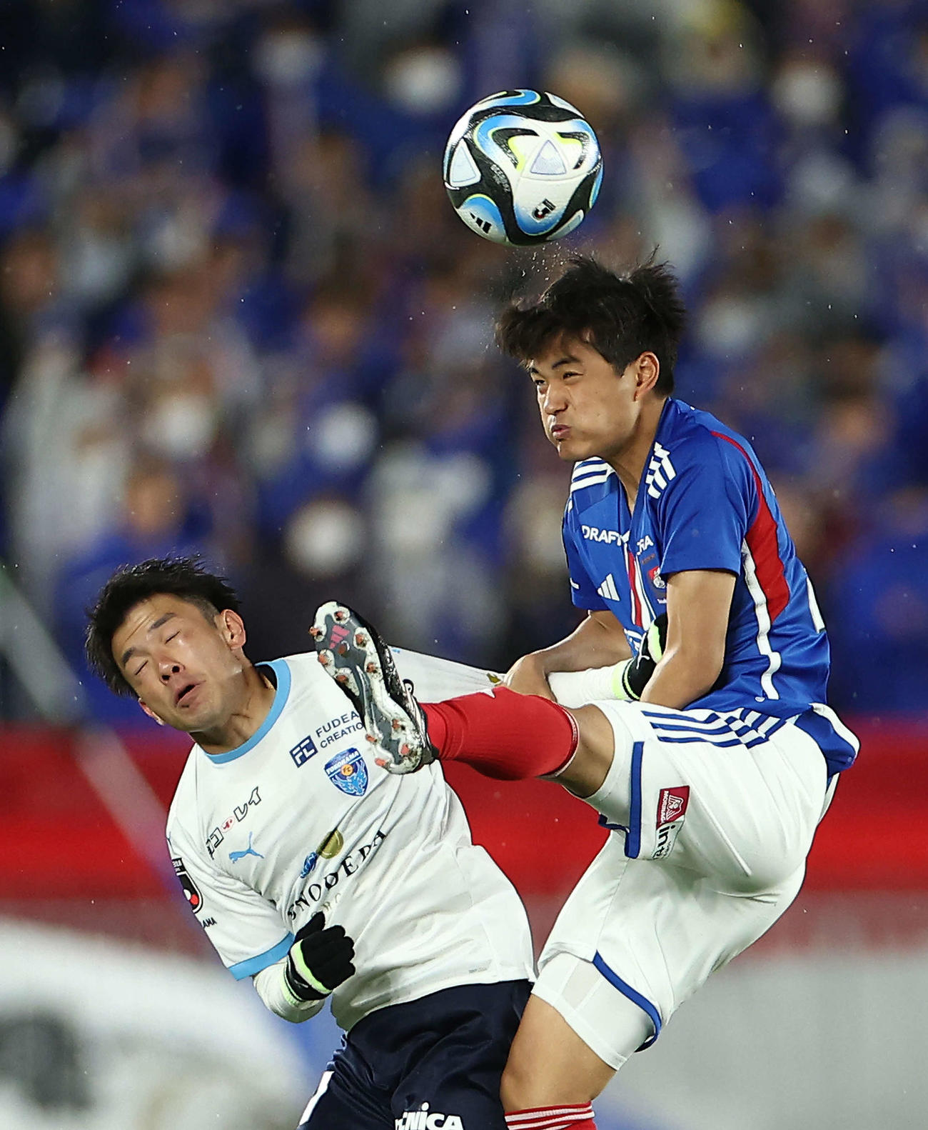 横浜対横浜FC　前半、競り合う横浜FC坂本（左）と横浜山根（撮影・河田真司）