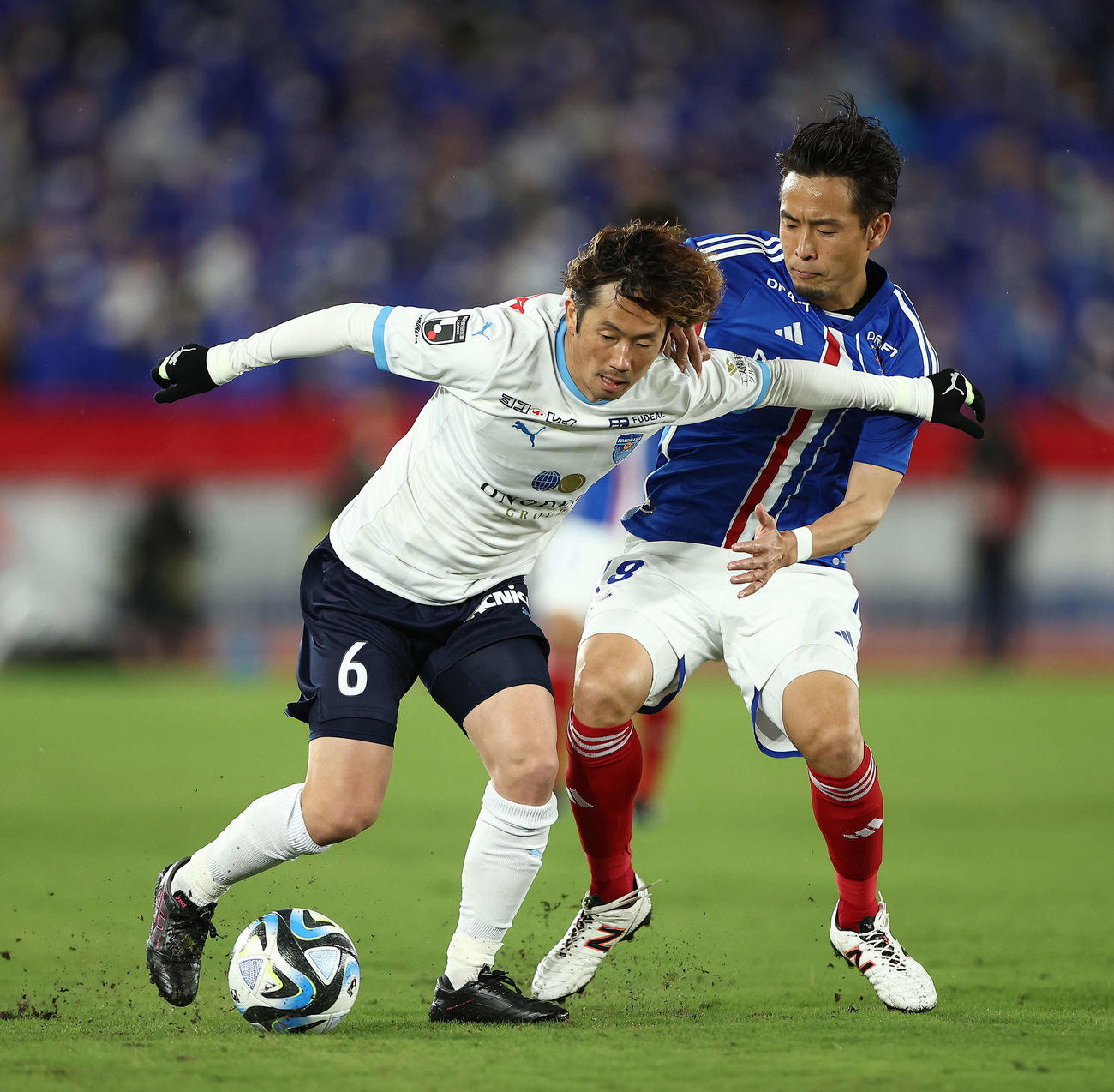 横浜対横浜FC　前半、競り合う横浜FC和田（左）と横浜水沼（撮影・河田真司）