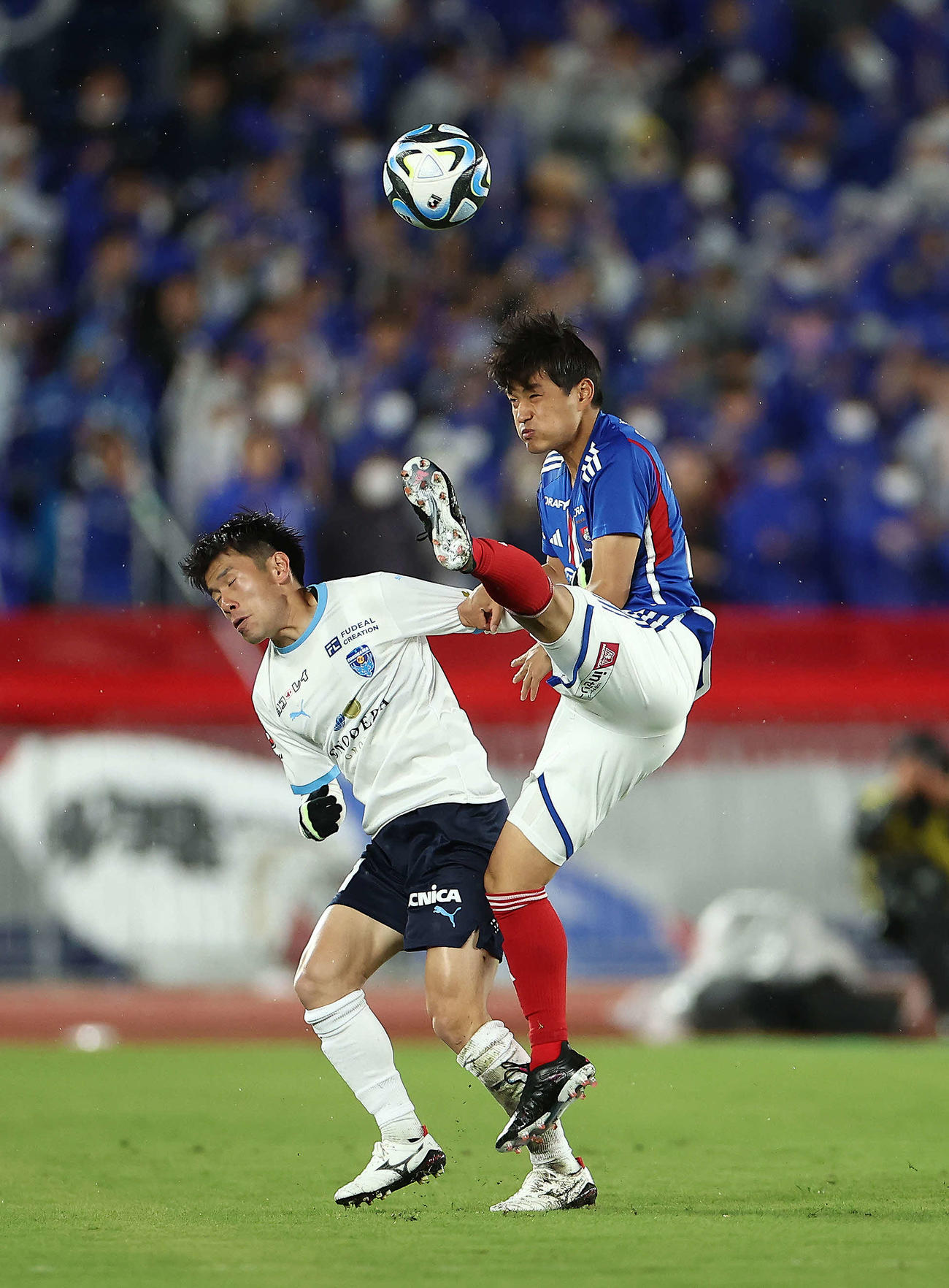 横浜対横浜FC　前半、競り合う横浜FC坂本（左）と横浜山根（撮影・河田真司）