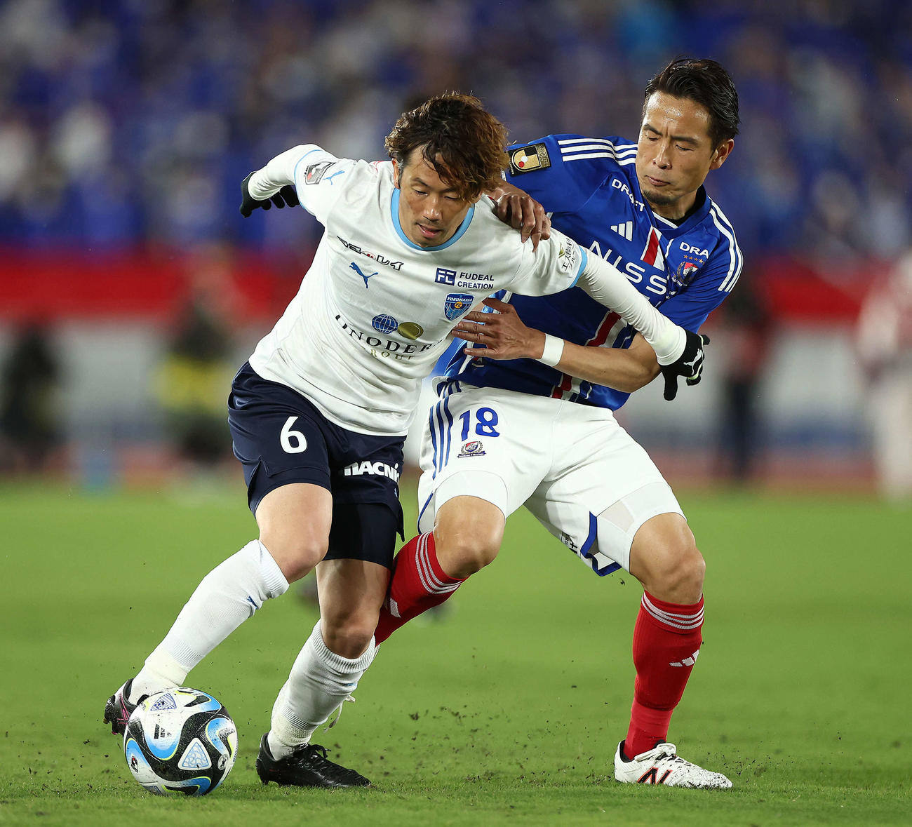 横浜対横浜FC　前半、競り合う横浜FC和田（左）と横浜水沼（撮影・河田真司）