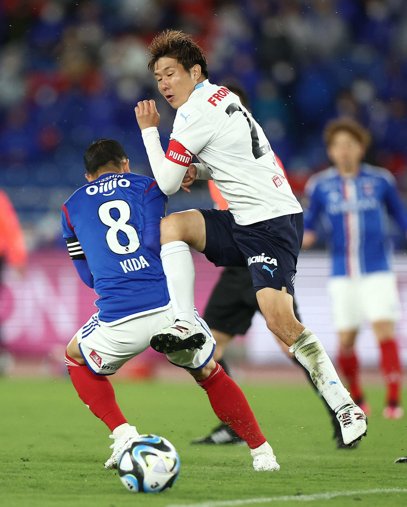 横浜対横浜FC　前半、競り合う横浜喜田（左）と横浜FC三田（撮影・河田真司）