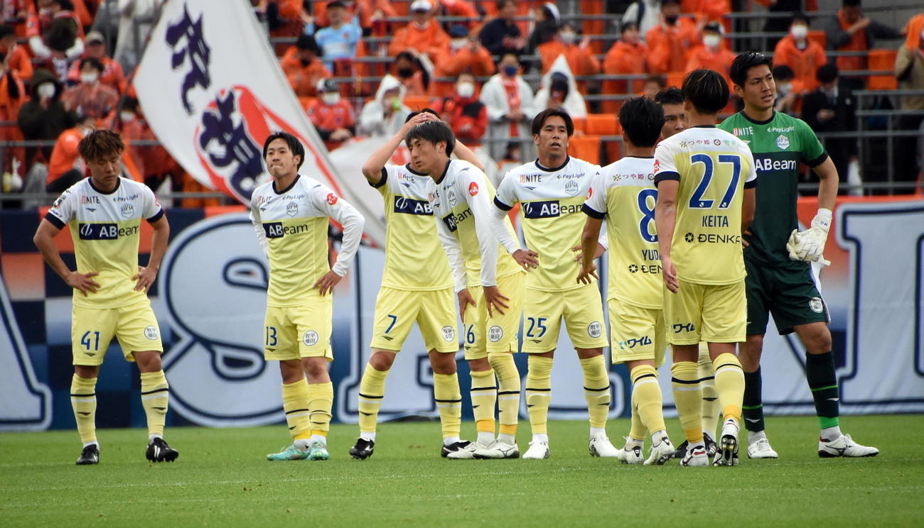 6連敗を喫して肩を落とす山形の選手たち