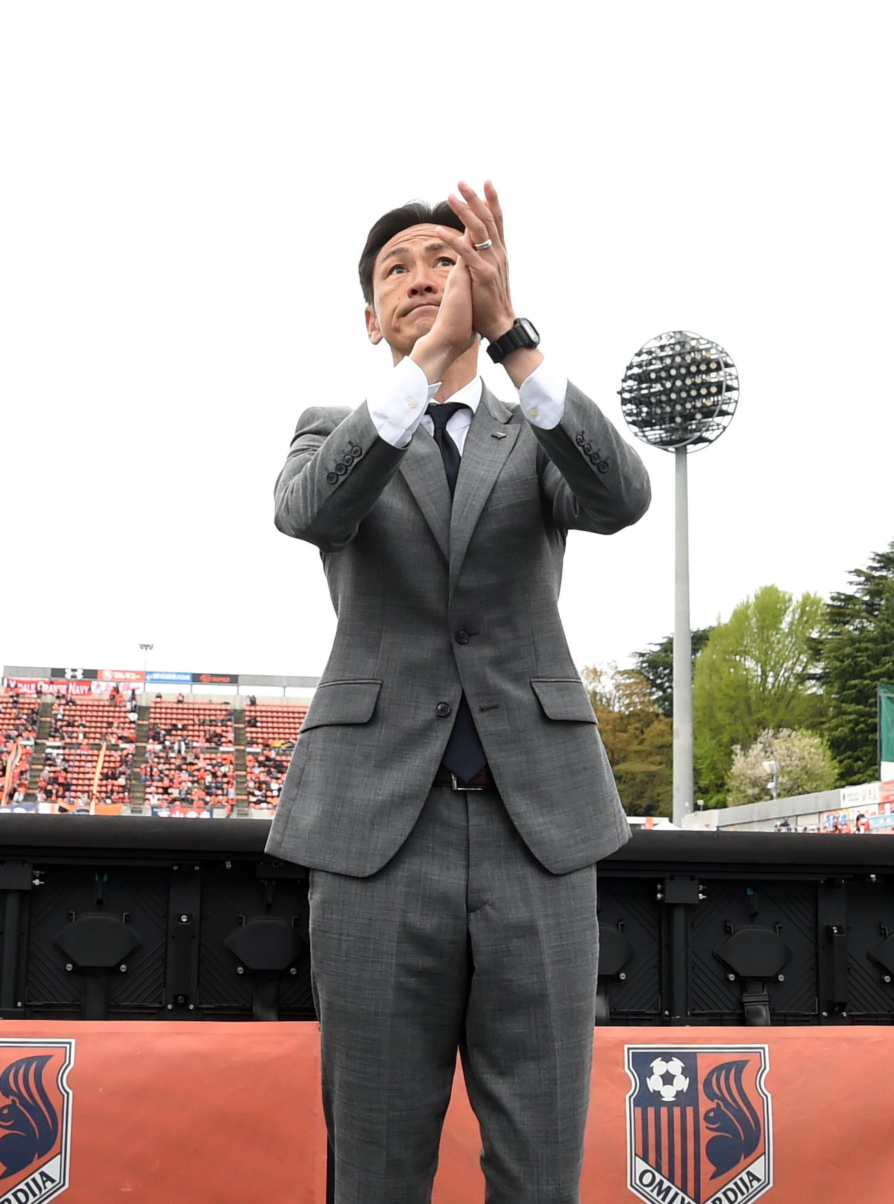大宮対山形　試合前、サポーターのもとにあいさつに訪れた山形渡辺新監督（撮影・山田愛斗）