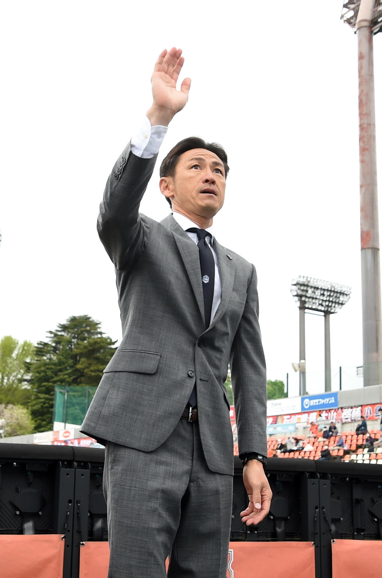 大宮対山形　試合前、サポーターのもとにあいさつに訪れた山形渡辺新監督（撮影・山田愛斗）