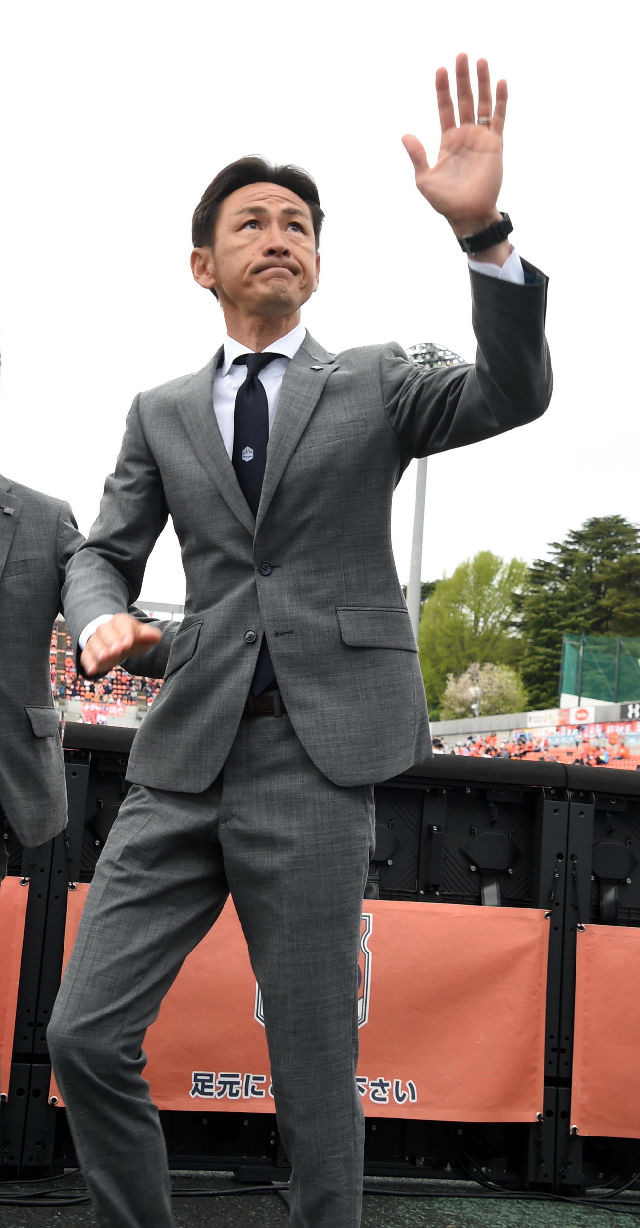 試合前、サポーターのもとにあいさつに訪れた山形渡辺新監督