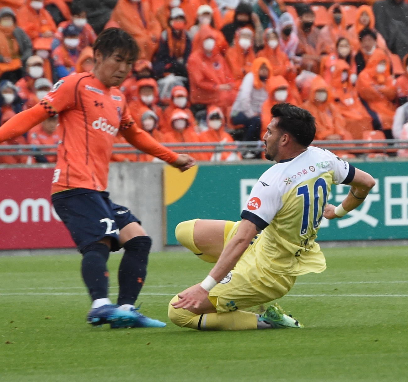 前半39分、同点ゴールを決めるFWチアゴ・アウベス（右）