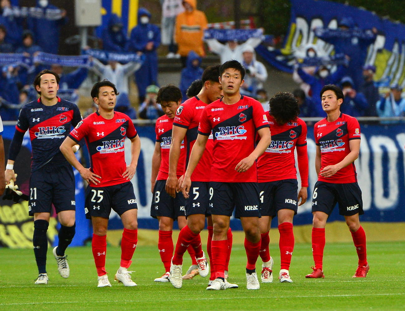 大分に1－3で敗れ、ホーム連敗となり、肩を落とすいわきイレブン