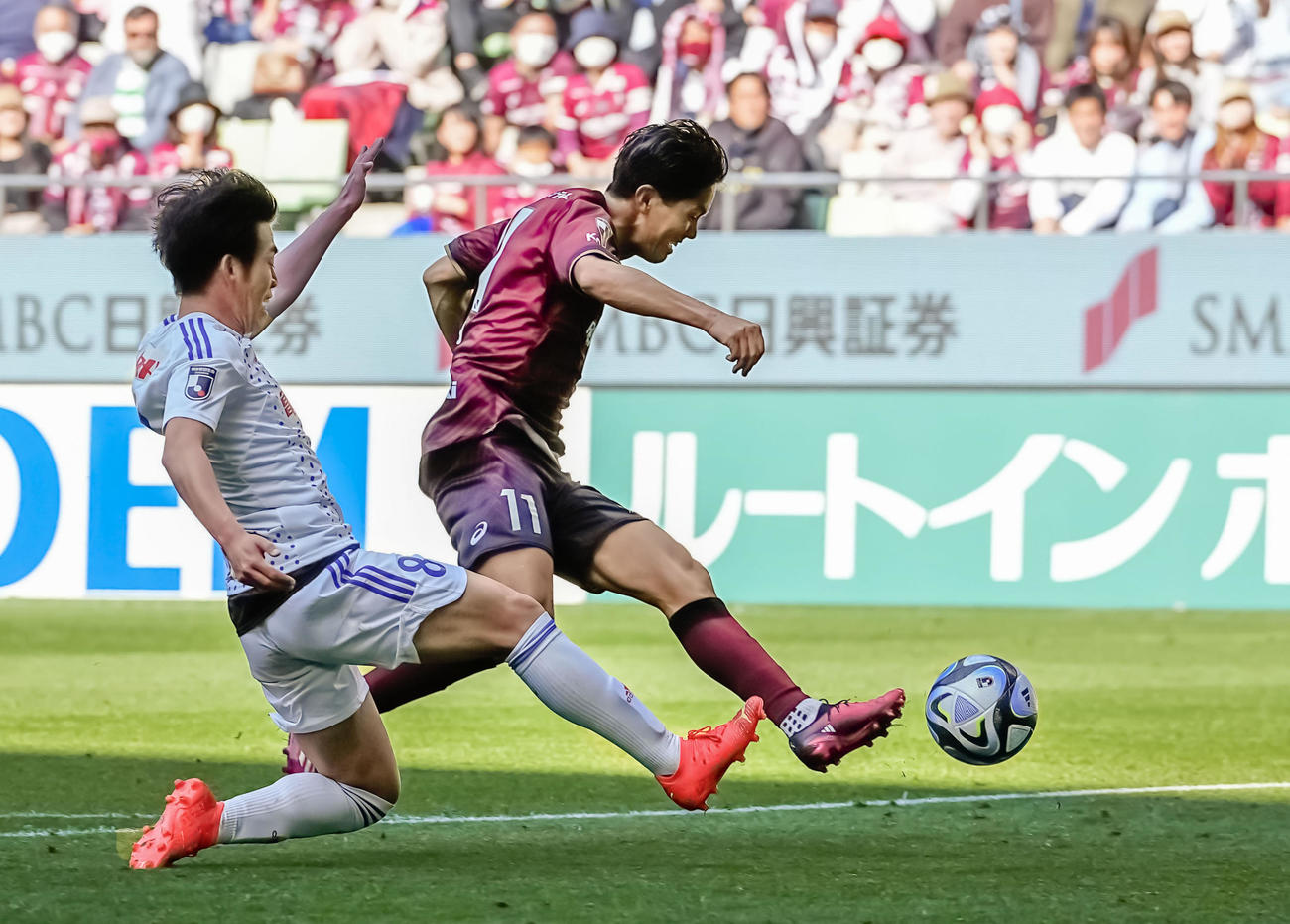 神戸対新潟　後半、シュートを放つ神戸・武藤（右）（共同）
