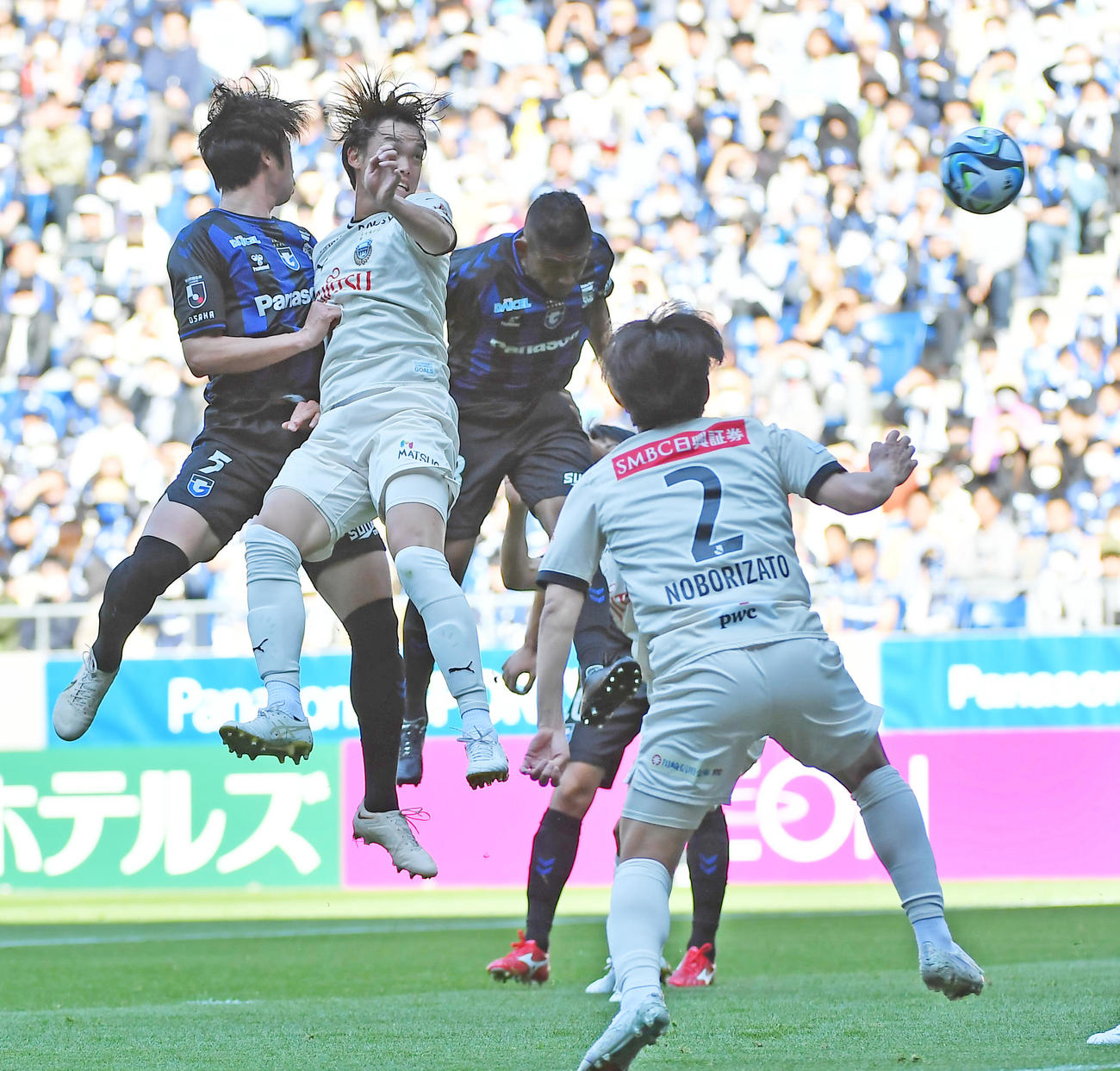 G大阪対川崎F　前半、右CKから頭で合わせ先制ゴールを決めるG大阪ダワン（左から3人目）（撮影・清水貴仁）