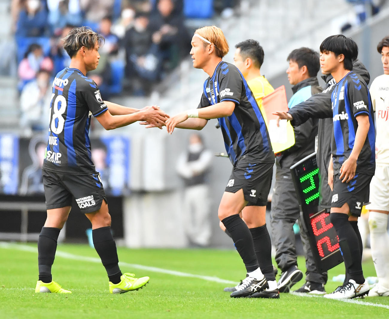 G大阪対川崎F　後半途中からG大阪石毛（左）にと交代でピッチに入る宇佐美（撮影・清水貴仁）
