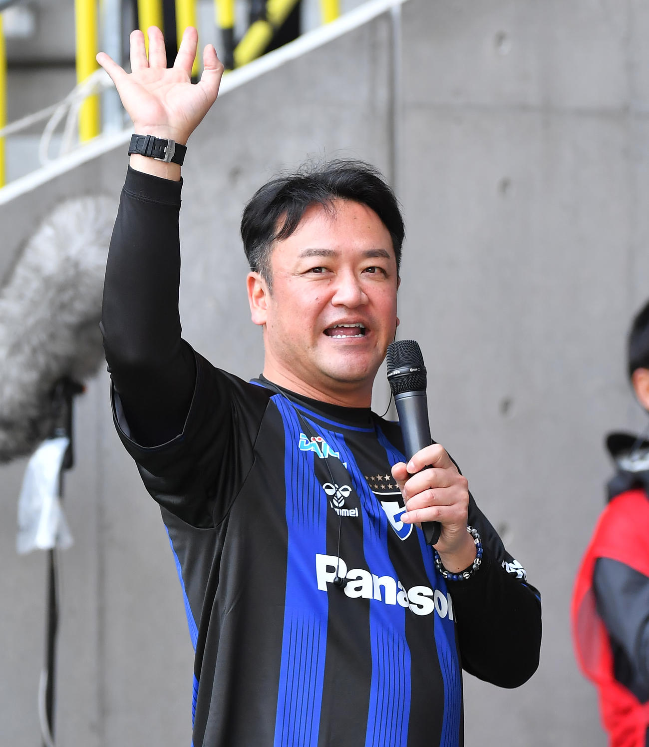 G大阪対川崎F　試合前のMCに登場したたむらけんじ（撮影・清水貴仁）