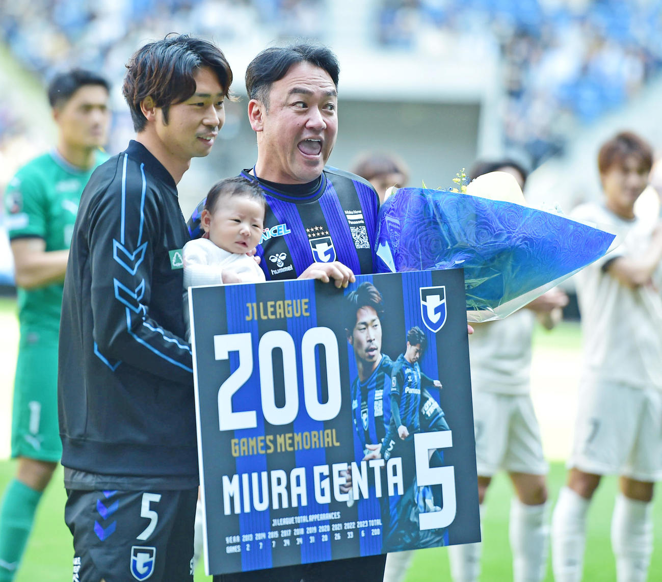 G大阪対川崎F J1通算200試合出場を達成したG大阪三浦（左）とプレゼンターのたむらけんじ（撮影・清水貴仁）