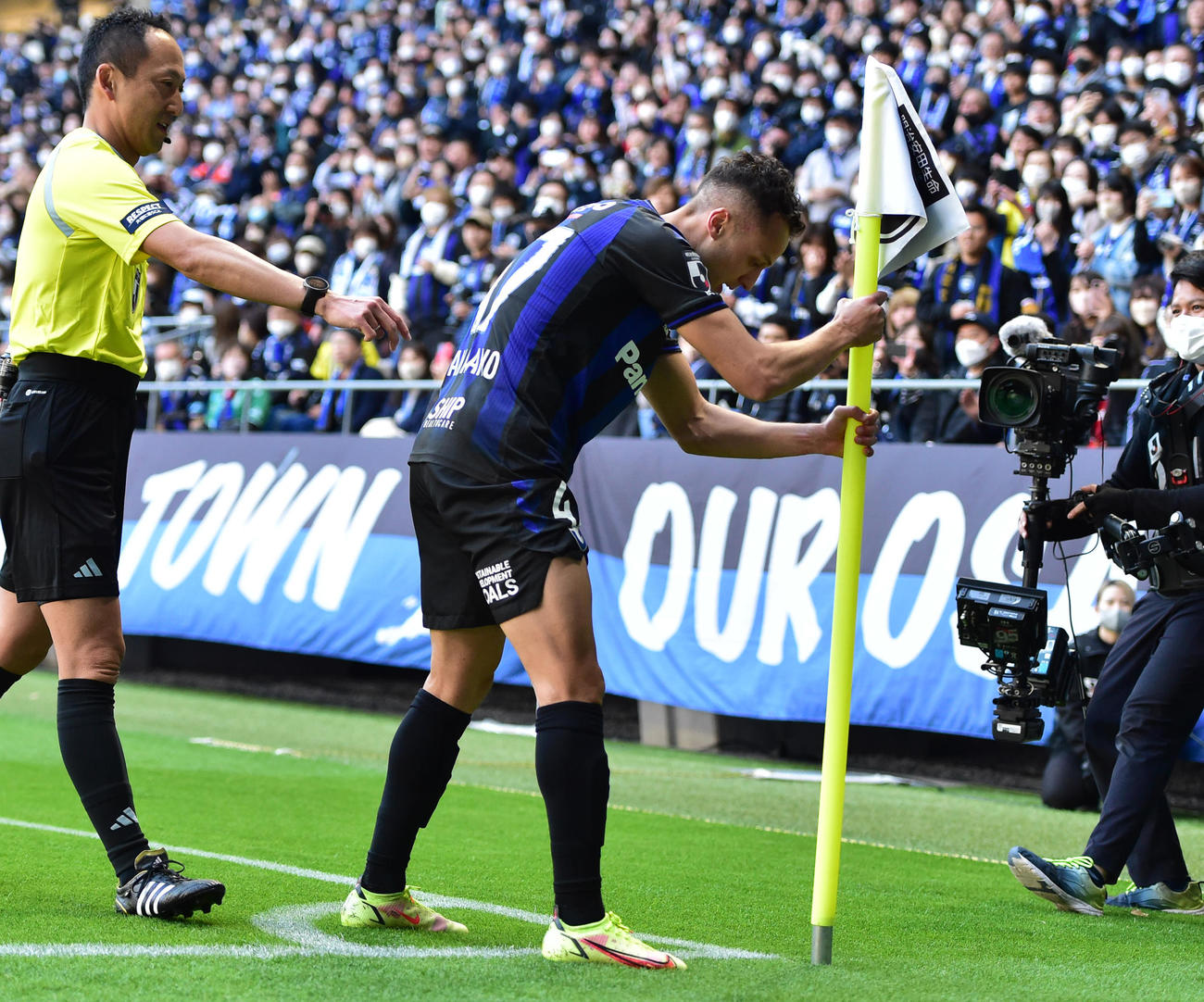 G大阪対川崎F　後半、パンチ浴びせずれたコーナーポストを直すG大阪Jアラーノ（撮影・清水貴仁）