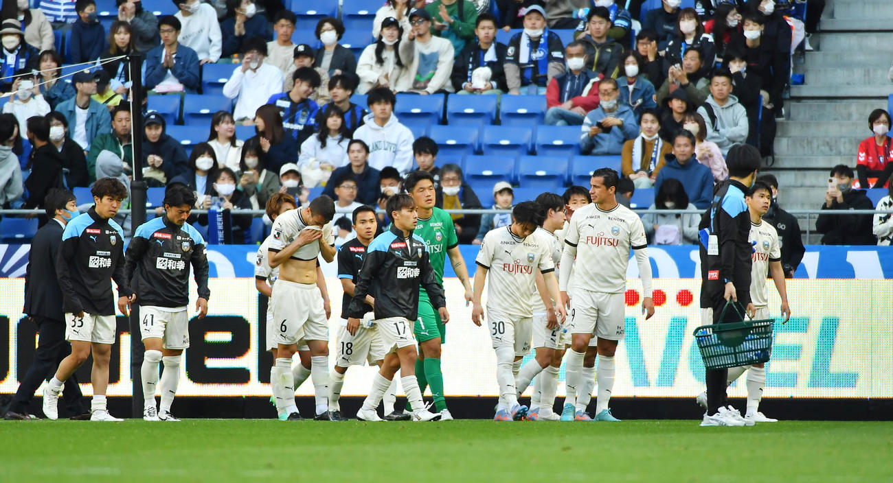 G大阪対川崎F　試合に敗れがっくりする川崎Fの選手ら（撮影・清水貴仁）