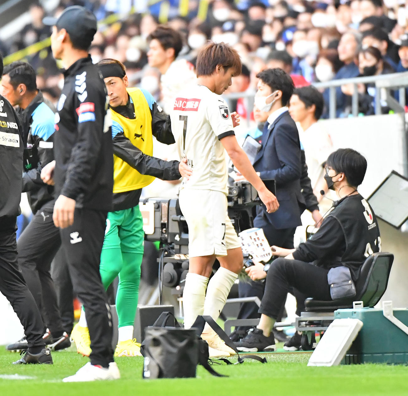 G大阪対川崎F　後半、2枚目のイエローカードで退場処分となピッチを去る川崎F車屋（右）（撮影・清水貴仁）