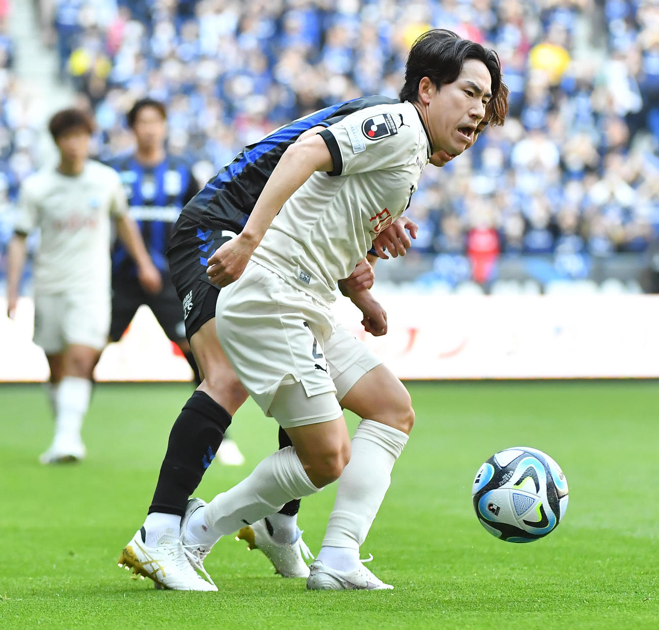 G大阪対川崎F　前半、自陣で相手選手と競り合う川崎F登里（撮影・清水貴仁）
