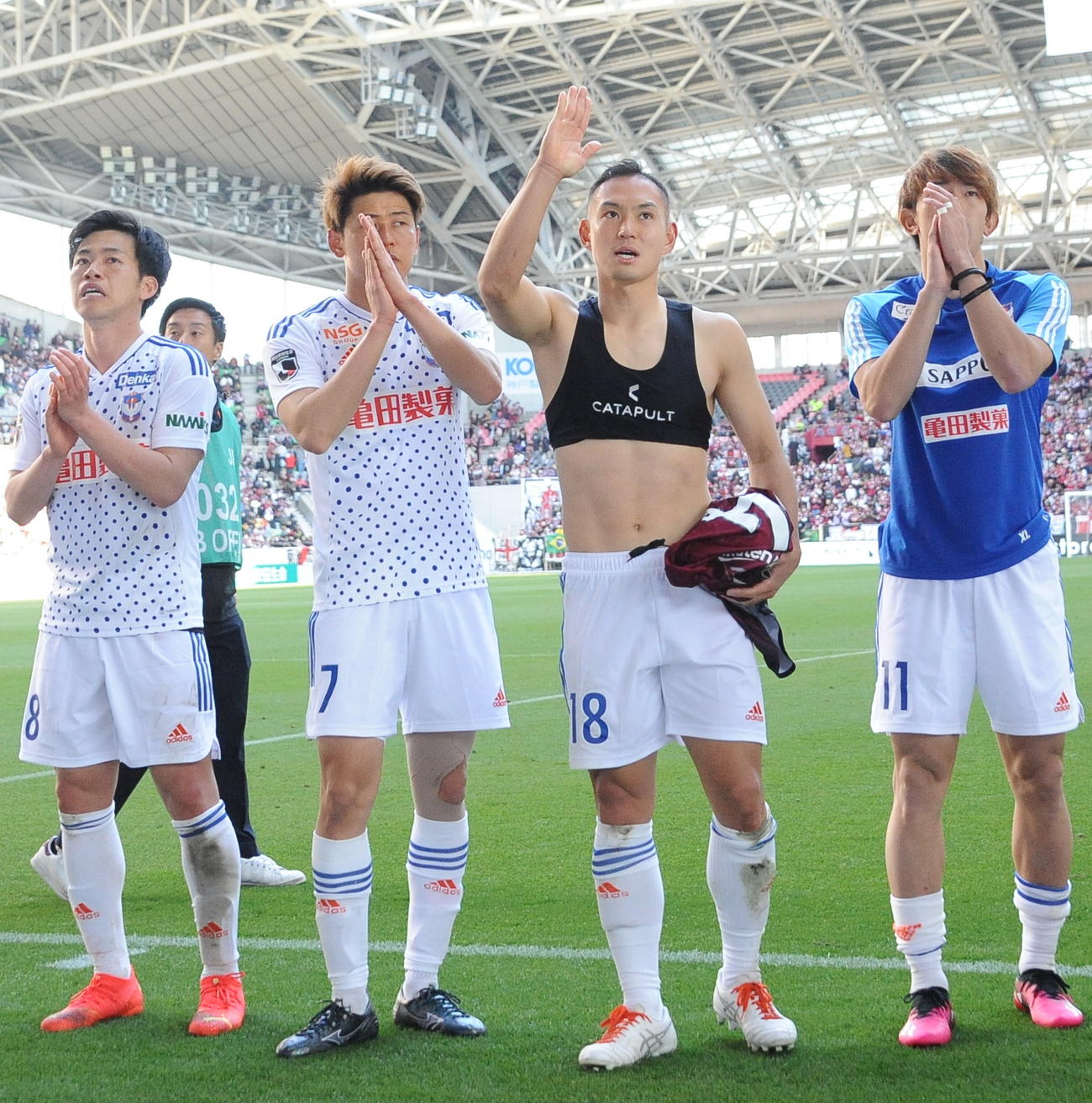 神戸・酒井と交換したユニホームを手に、サポーターにあいさつする早川（右から2人目）