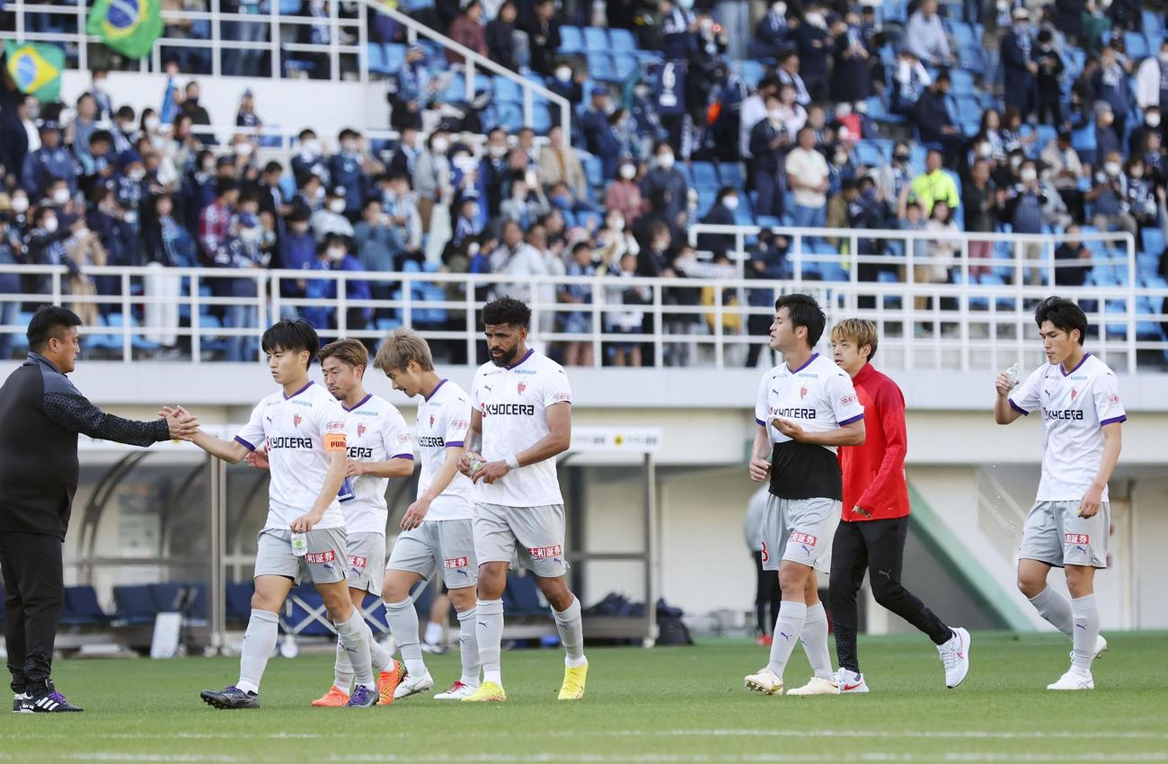 福岡に敗れ、引き揚げる京都イレブン（共同）