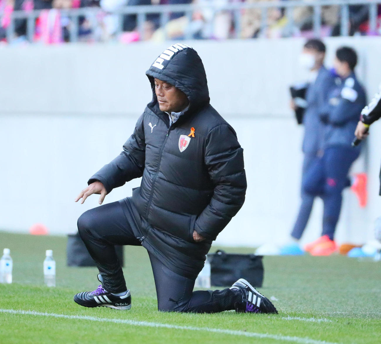 膝をつく京都曹貴裁監督（2022年10月29日撮影）