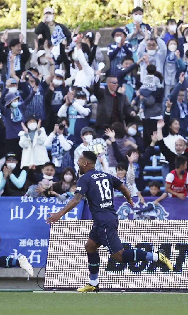 福岡対京都　後半、決勝ゴールを決めて喜ぶ福岡・ウェリントン（共同）