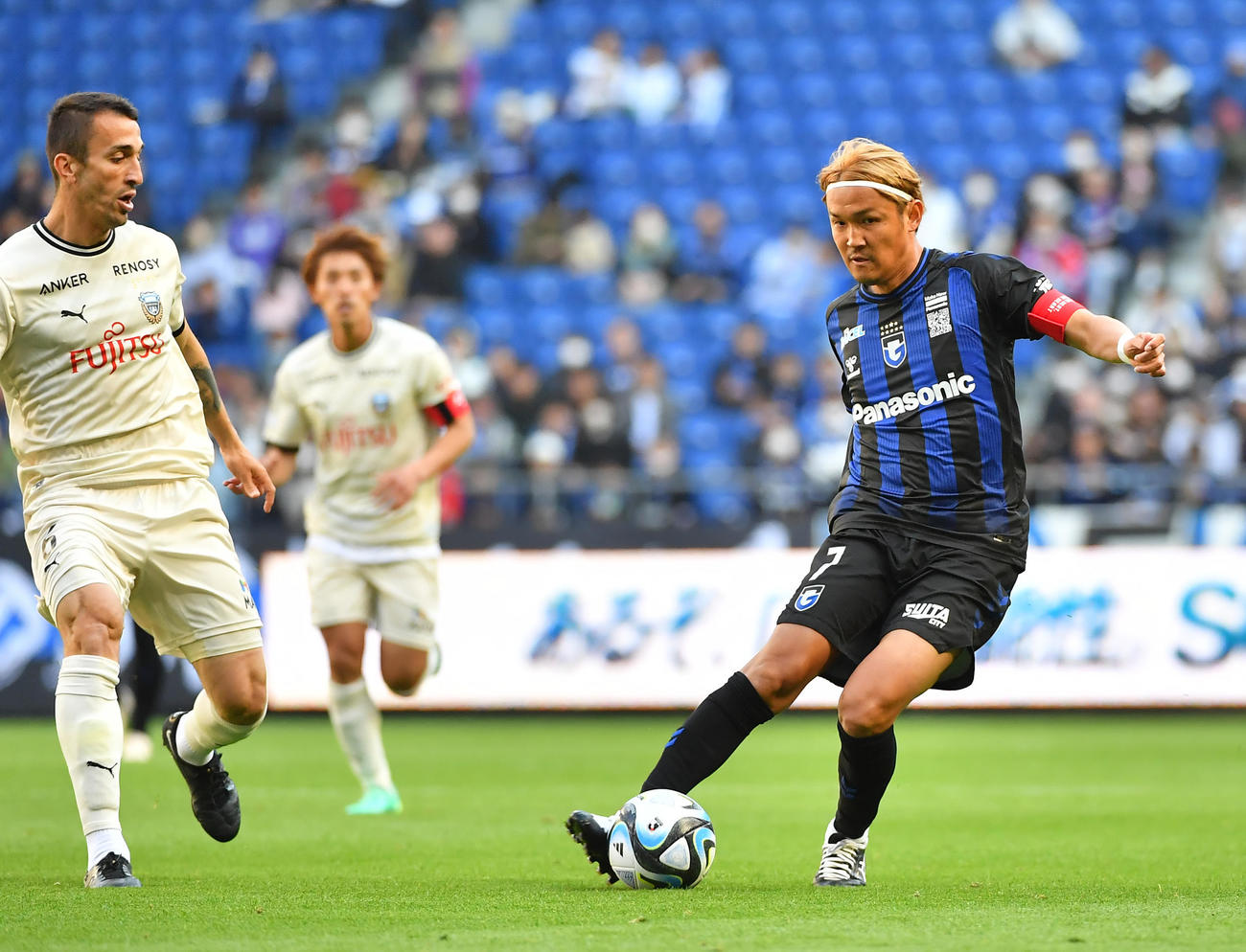 G大阪対川崎F　後半途中から出場するG大阪宇佐美（右）（撮影・清水貴仁）