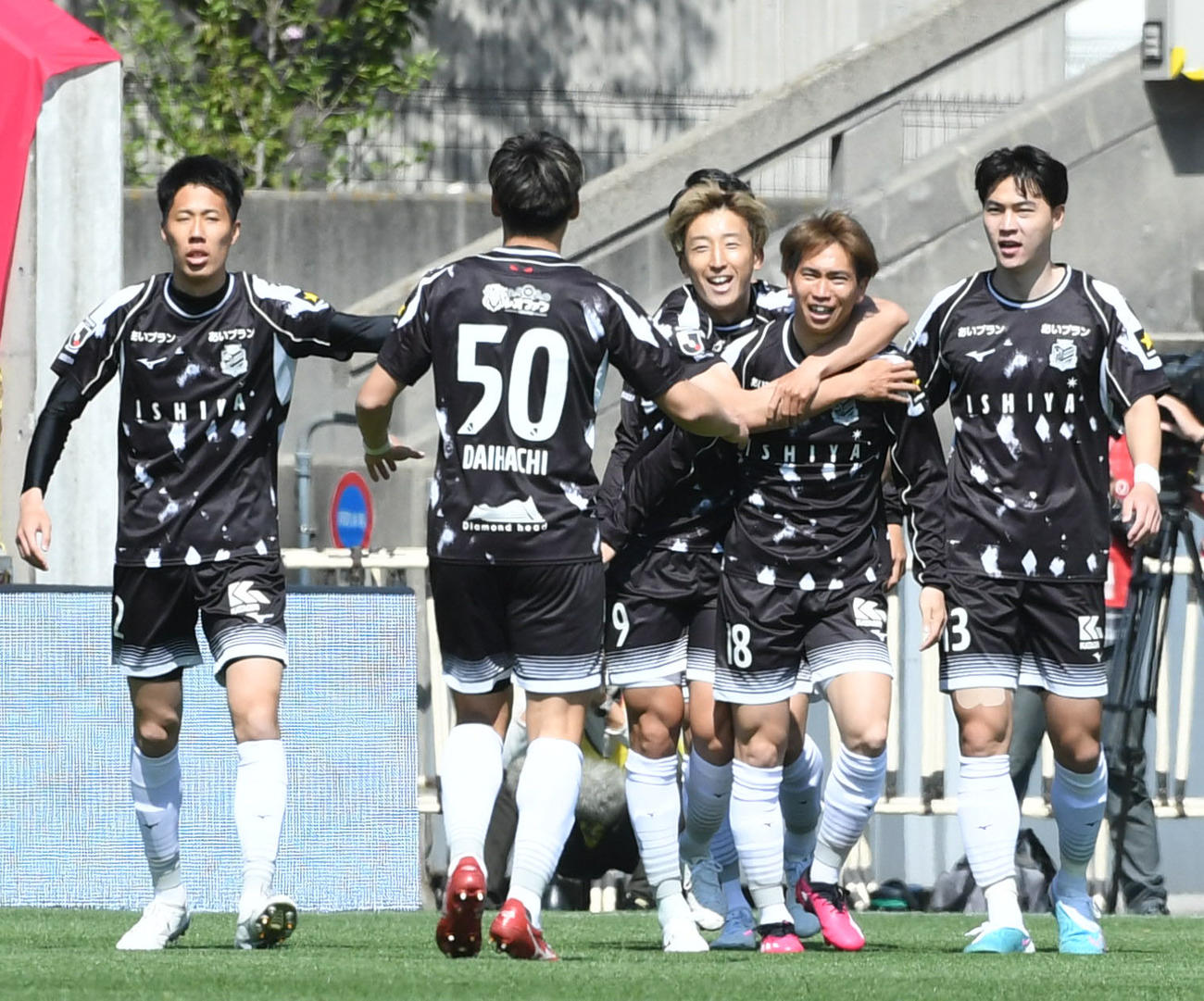 C大阪対札幌　前半、ゴールを決め、仲間と喜ぶ札幌金子（右から3人目）（撮影・滝沢美穂子）