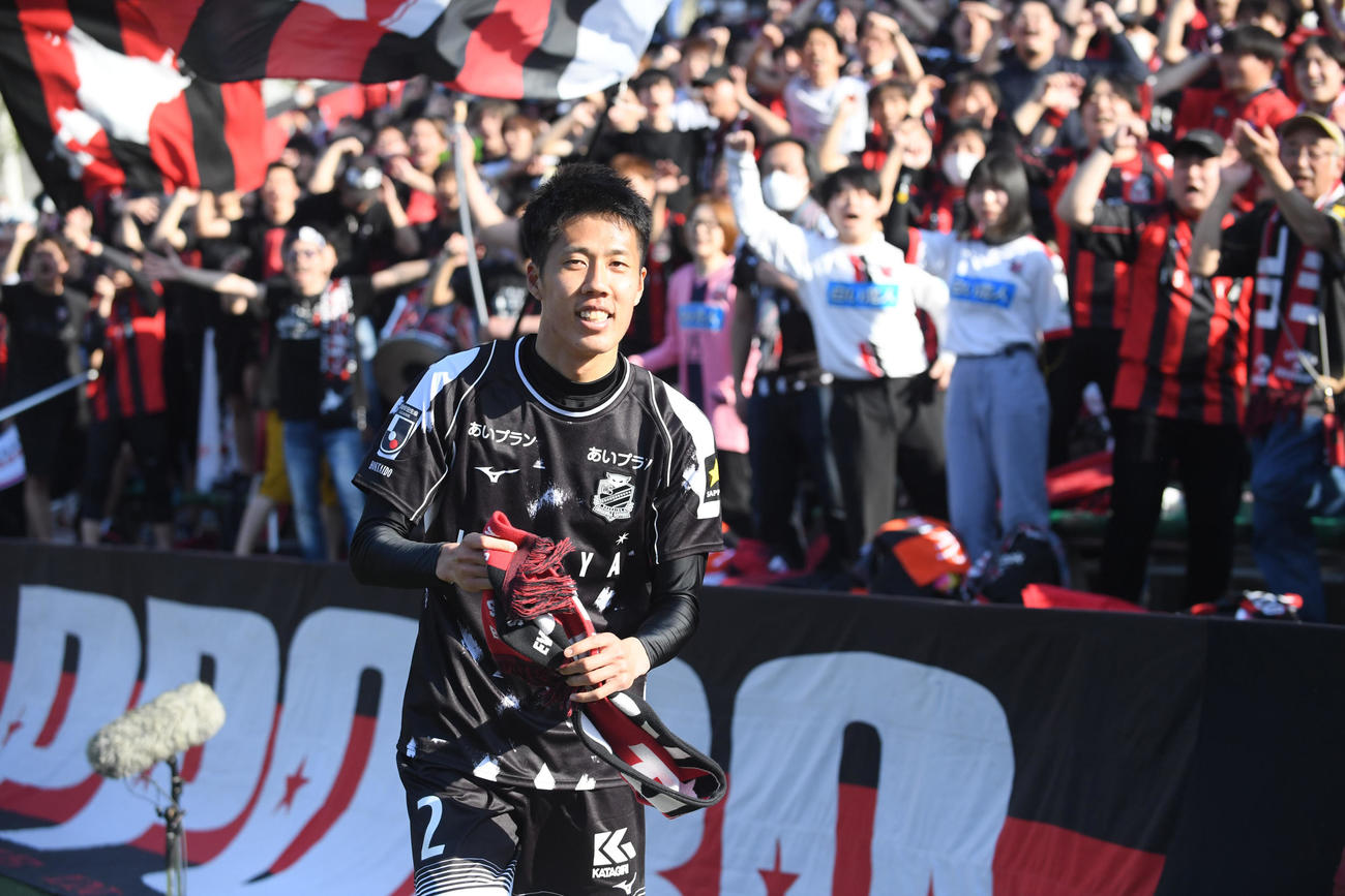 C大阪対札幌　試合後、ファンに手をふる札幌田中駿（撮影・滝沢美穂子）