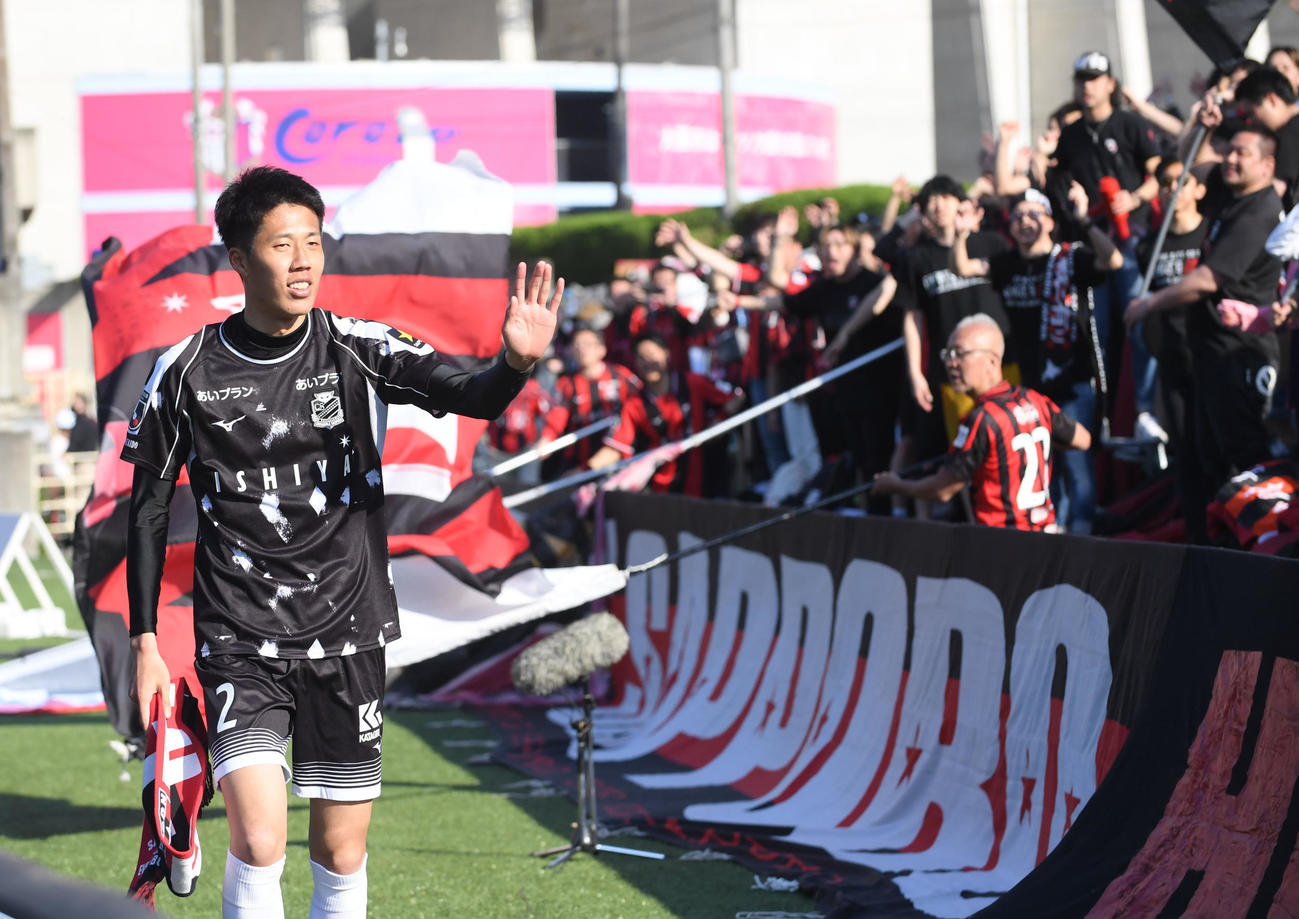 C大阪対札幌　試合後、ファンに手をふる札幌田中駿（撮影・滝沢美穂子）