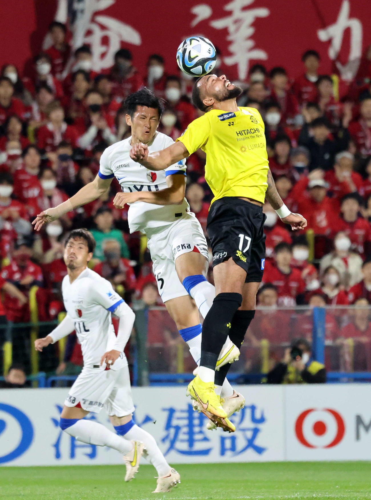 柏対鹿島　前半、ヘディング競り合う鹿島植田（左）と柏フロート（撮影・鈴木正人）