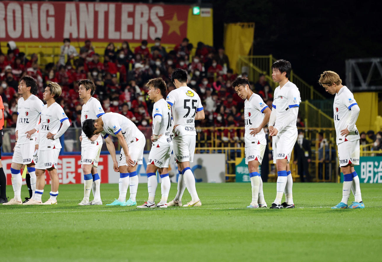 柏対鹿島　敗戦し悔しそうな表情を見せる鹿島の選手たち（撮影・鈴木正人）