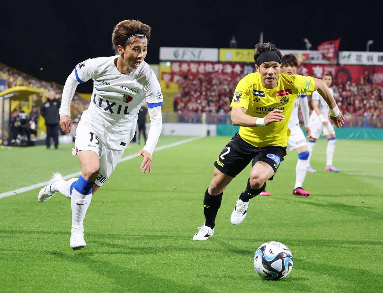 柏対鹿島　前半、競り合う鹿島藤井（左）と柏三丸（撮影・鈴木正人）