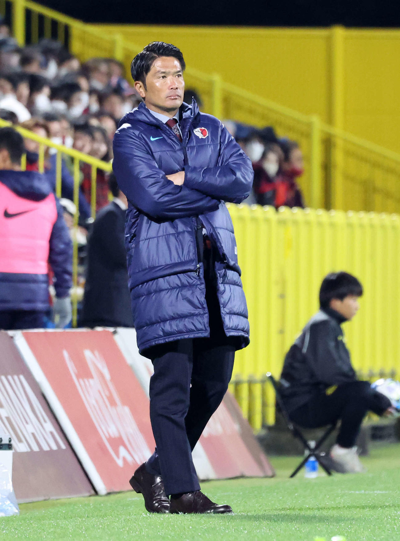 柏対鹿島　後半、戦況を見つめる鹿島岩政監督（撮影・鈴木正人）
