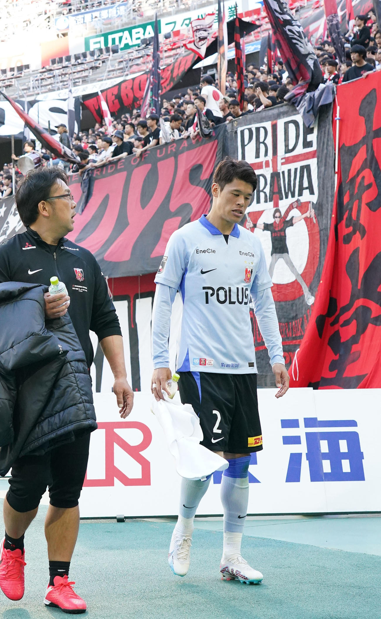 23年4月9日、名古屋対浦和　後半、負傷交代する浦和酒井宏樹（右）