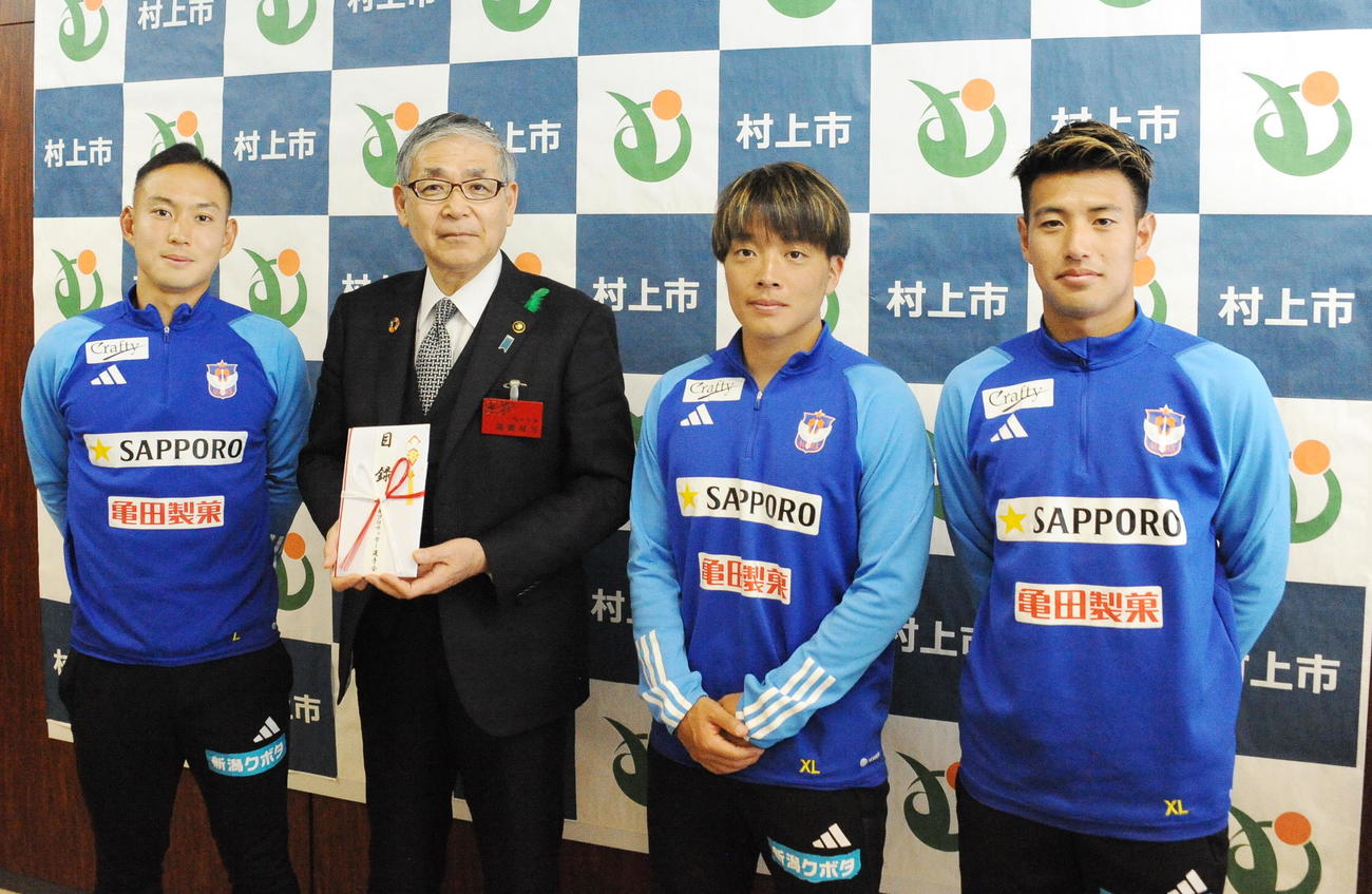高橋村上市長（左から2人目）に日本プロサッカー選手会からの災害義援金を寄付した、左から早川、1人おいて高木、松田