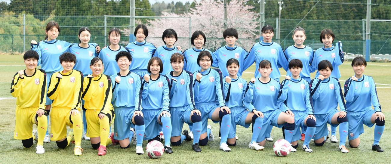 今春創部の新潟経営大女子サッカー部のメンバー。県リーグ優勝、インカレ出場を目指す