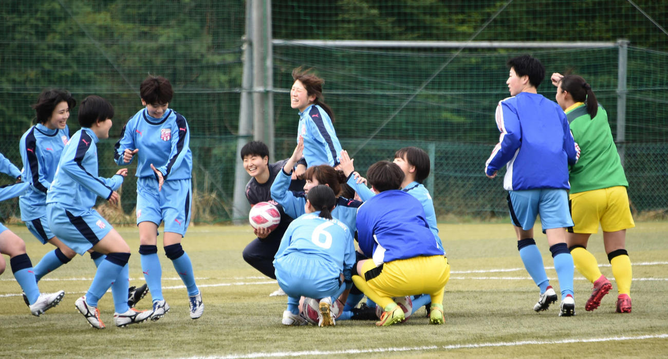 新潟経営大女子サッカー部の練習。笑顔が絶えない明るさもチームの特長
