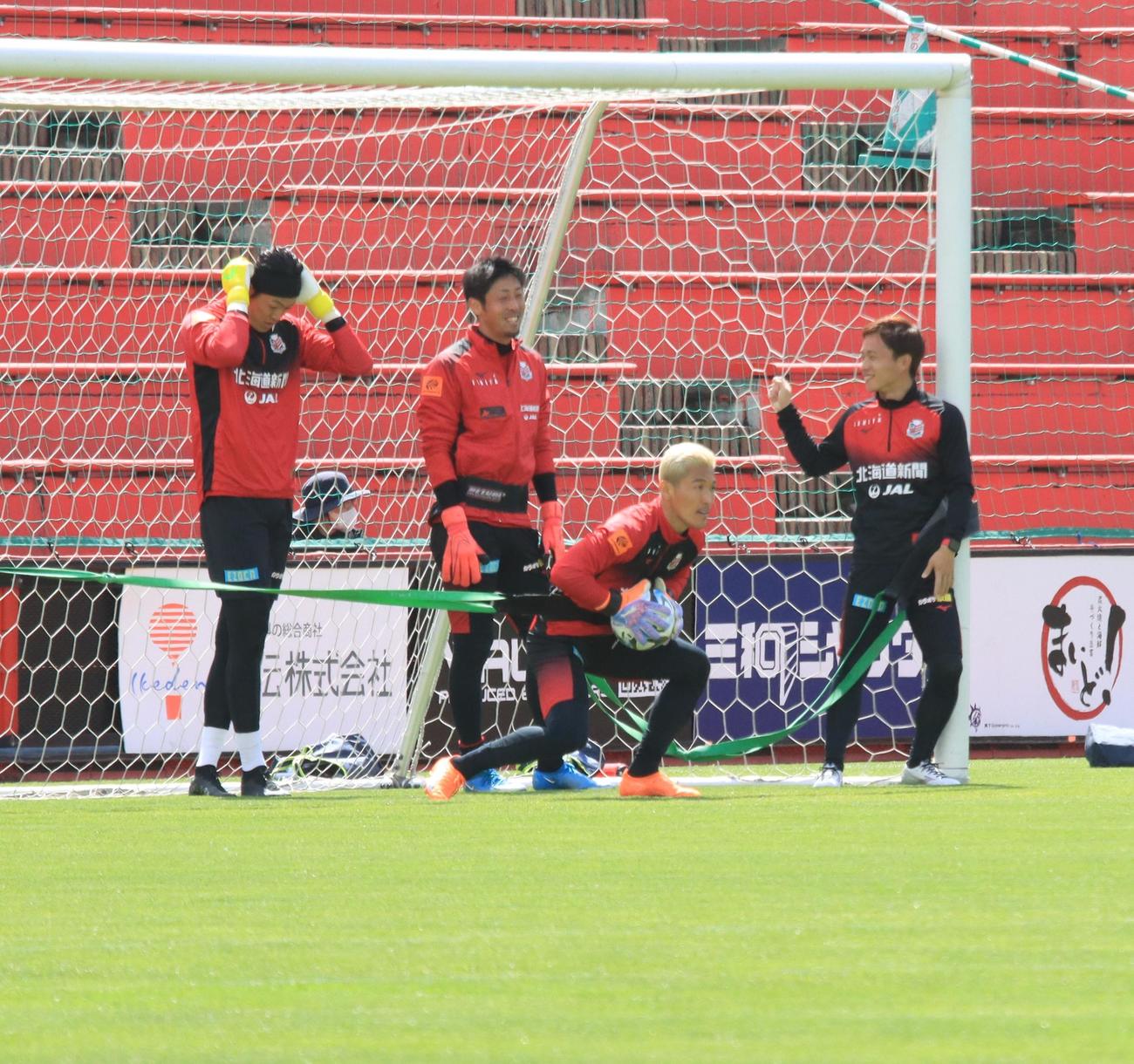 全体練習に合流した札幌菅野（左から3人目）（撮影・保坂果那）
