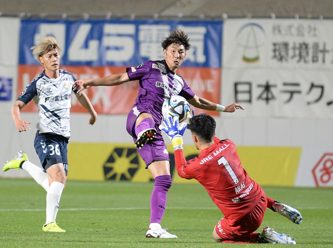 前半、追加点を決める藤枝渡辺