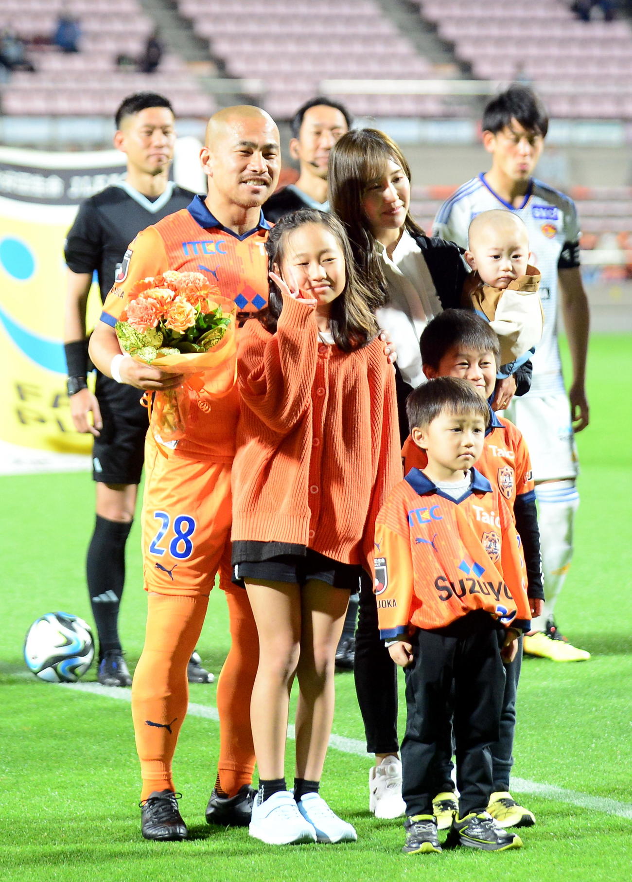 清水吉田は試合前、J通算400試合出場を記念して家族で写真に納まる
