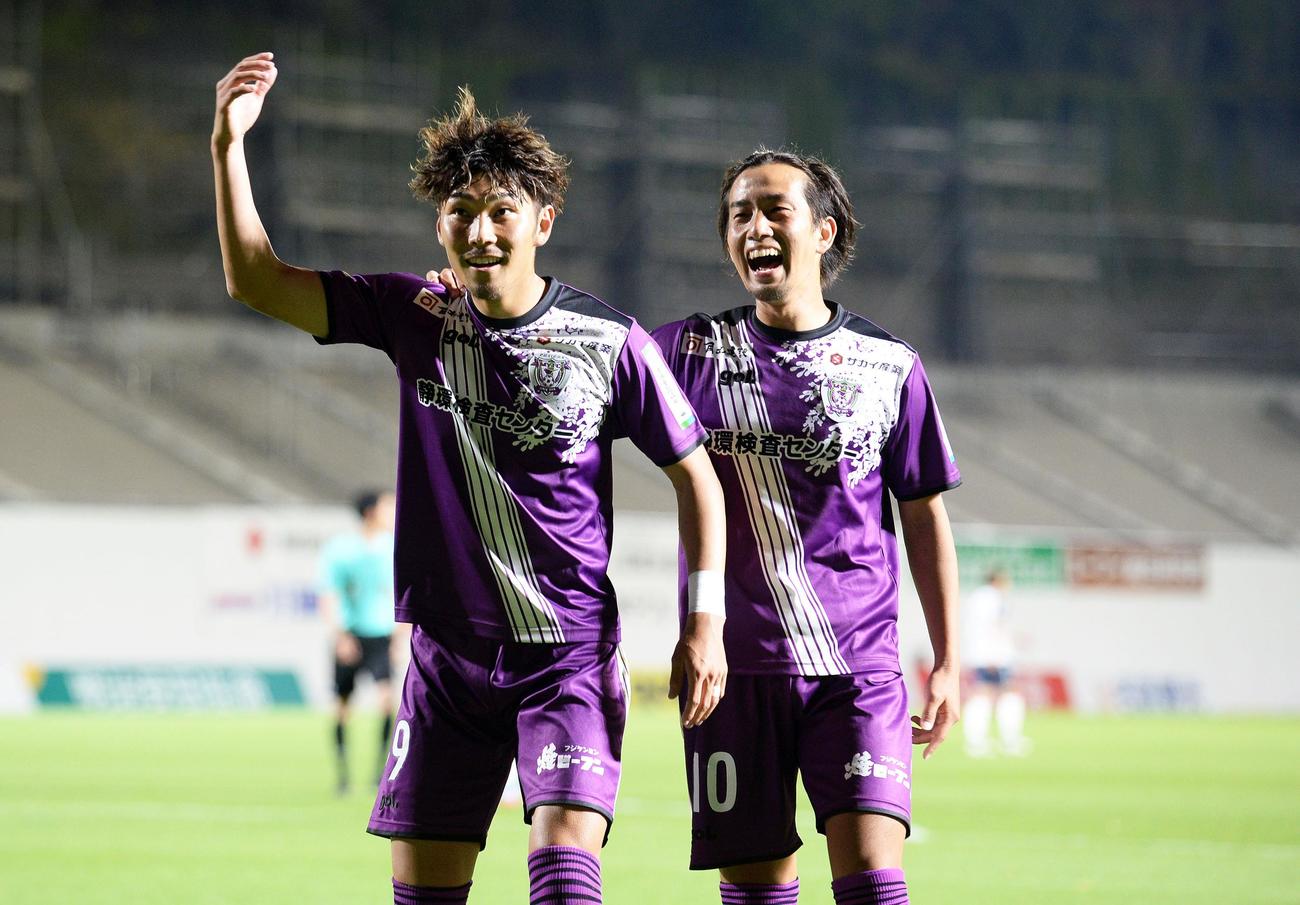後半に追加点を決め、スタンドに向かってポーズを決める藤枝渡辺（左）。右は横山