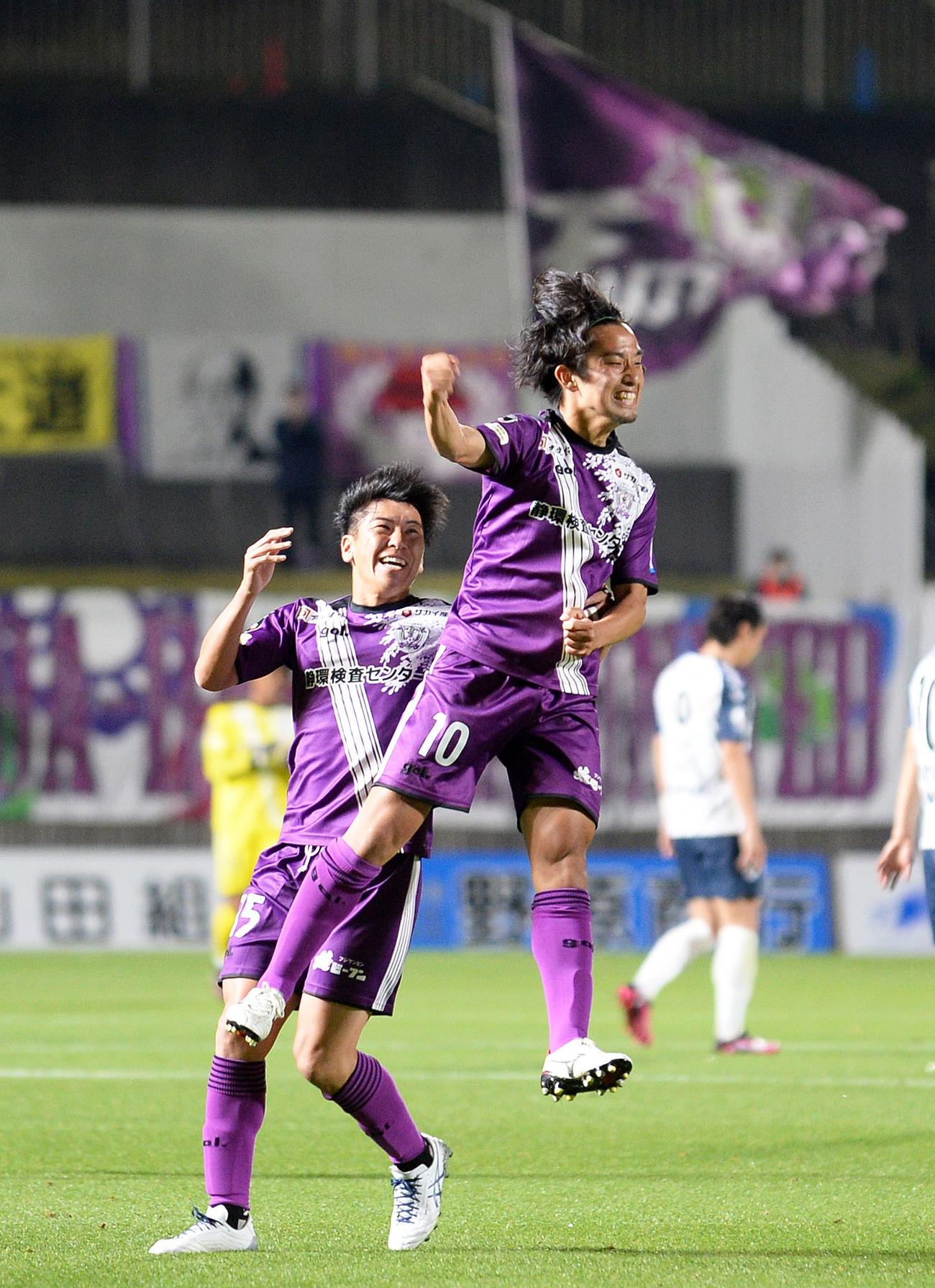先制点を決め、飛び上がって喜ぶ藤枝横山（右）。左は杉田
