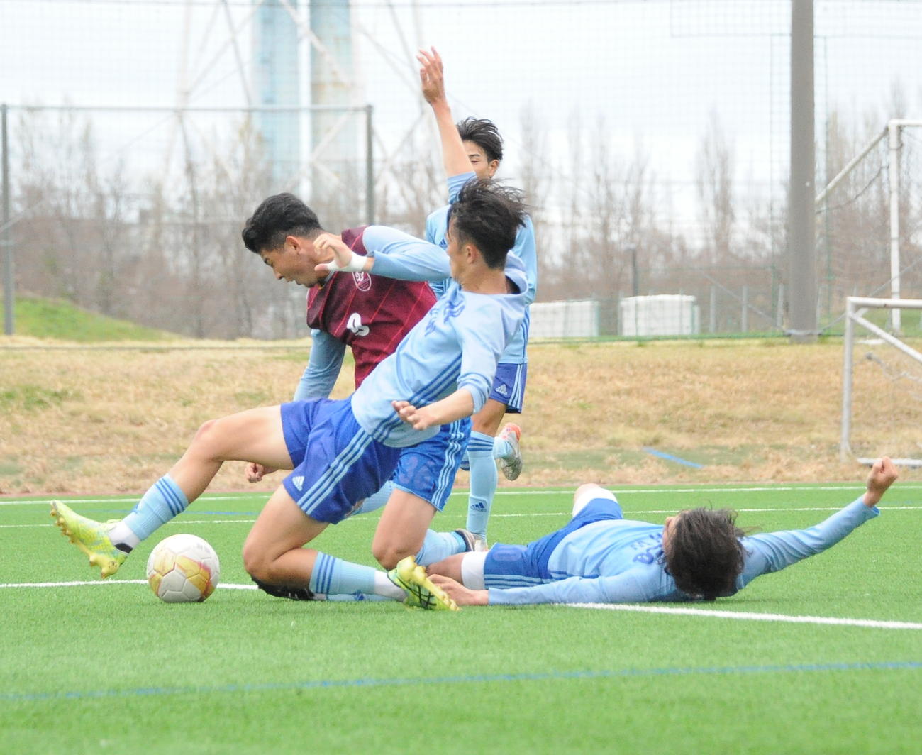 紅白戦でマーク2人を吹き飛ばしてゴールを奪う田中（左）
