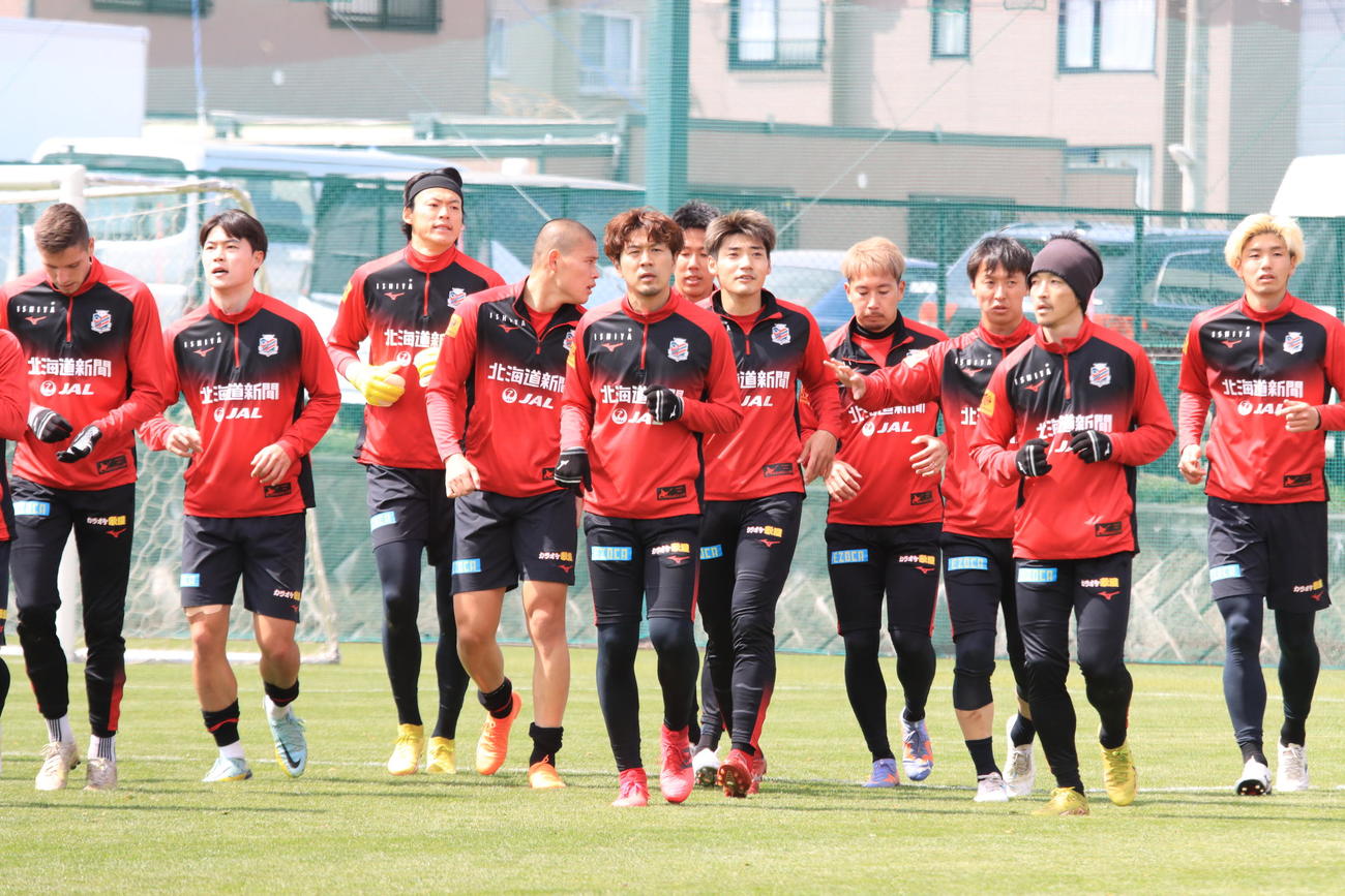 練習語ランニングする札幌の選手たち。左から5人目は宮沢（撮影・保坂果那）